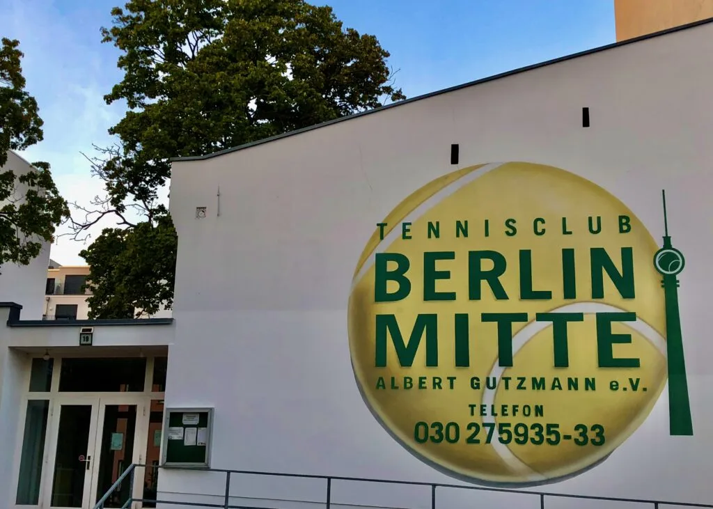 The Tennisclub Berlin Mitte Albert Gutzmann, e.V., known to regulars as the “Mitte”, came into existence in the middle of the fall of the Berlin Wall and is now fighting the occupying forces of gentrification. The Mitte must turn its three outdoor courts 90 degrees or otherwise figure out how to make room for another school in growing East Germany.